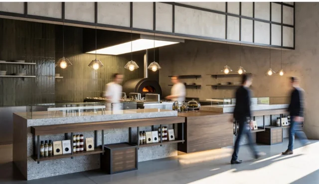 Restaurantbar mit offener Küche, Holzelementen und großzügiger Arbeitsfläche