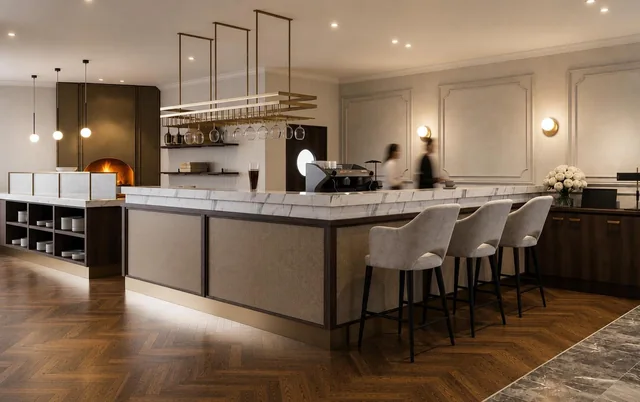 Restaurantbar mit Marmortheke, gepolsterten Barstühlen und Pizzaofen im Hintergrund